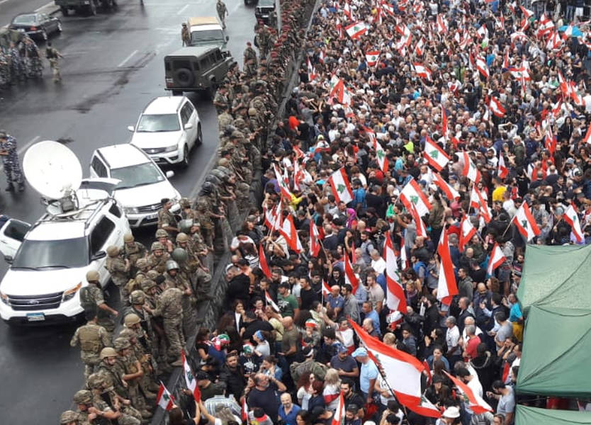الجيش للمتظاهرين: نقف إلى جانبكم