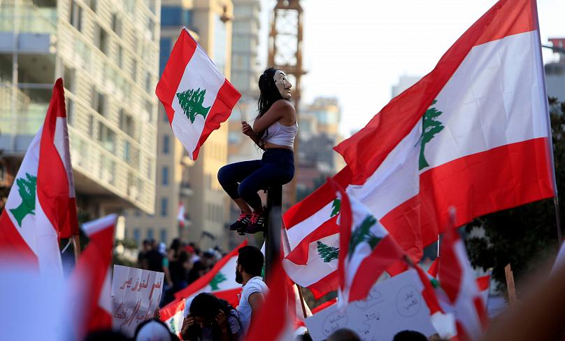 جلسة حكومية حامية وسط إضراب شامل في لبنان