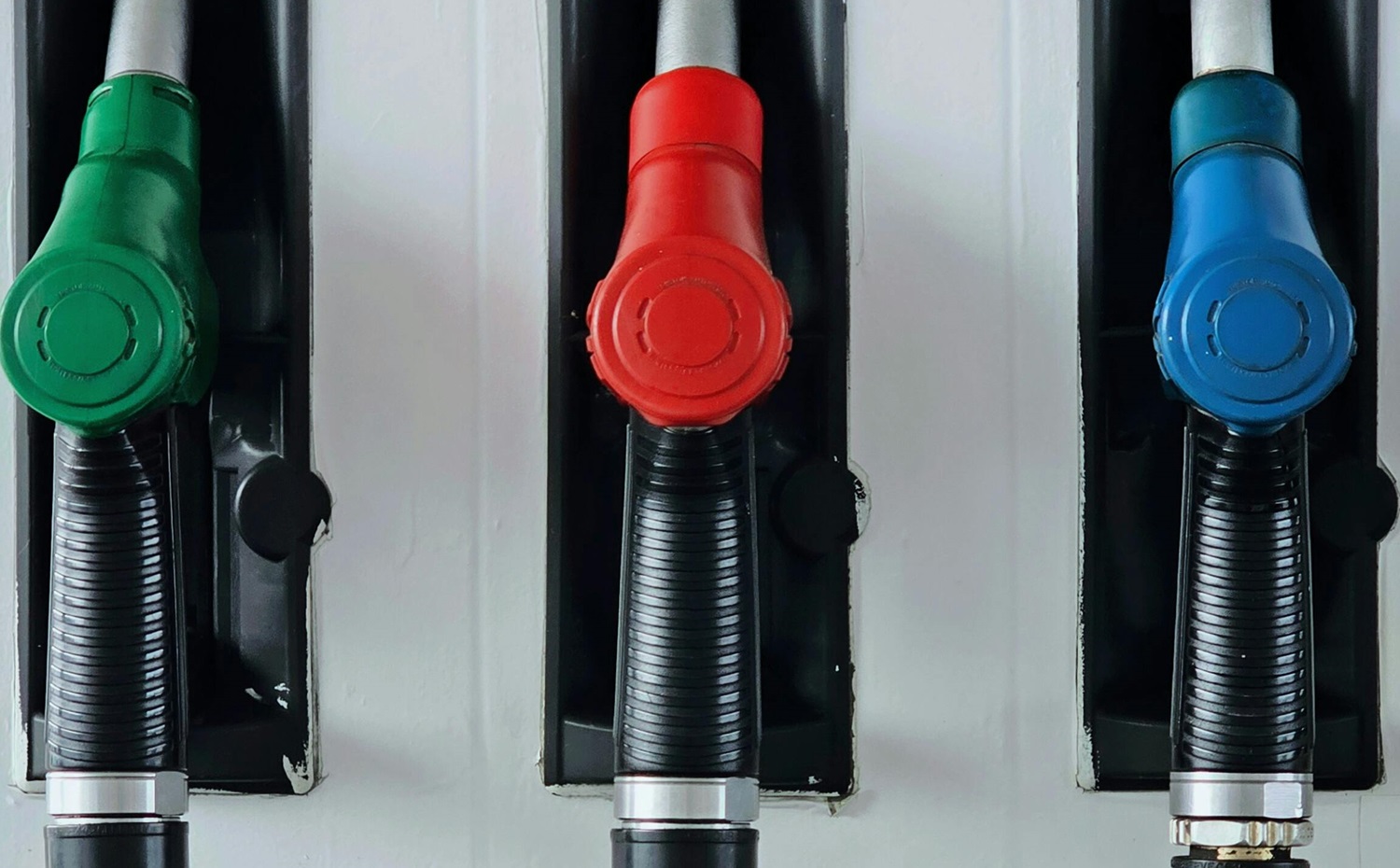 النفط يرتفع مع استمرار المخاوف بشأن الإمدادات الأمريكية