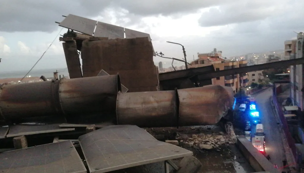 انفجار في معمل لإنتاج علب العصير في الفنار يسفر عن وفاة عامل وإصابة اثنين